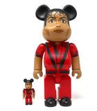 400% + 100% Bearbrick Michael Jackson Thriller Veste Rouge Cadre Art 2 décembre 1983 . Une bombe audiovisuelle arrive sur MTV: le clip vidéo Thriller de Michael Jackson . Technique, rempli d'effets spéciaux, ce clip de 14 min est une révolution. On voit Michael Jackson jouer dans des chorégraphies démentes où il se transforme en monstre. Mais un monstre bien habillé comme le souligne cet ensemble 100% + 400% Bearbrick! Paris