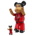 400% + 100% Bearbrick Michael Jackson Thriller Veste Rouge Cadre Art 2 décembre 1983 . Une bombe audiovisuelle arrive sur MTV: le clip vidéo Thriller de Michael Jackson . Technique, rempli d'effets spéciaux, ce clip de 14 min est une révolution. On voit Michael Jackson jouer dans des chorégraphies démentes où il se transforme en monstre. Mais un monstre bien habillé comme le souligne cet ensemble 100% + 400% Bearbrick! Paris