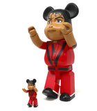 400% + 100% Bearbrick Michael Jackson Thriller Veste Rouge Cadre Art 2 décembre 1983 . Une bombe audiovisuelle arrive sur MTV: le clip vidéo Thriller de Michael Jackson . Technique, rempli d'effets spéciaux, ce clip de 14 min est une révolution. On voit Michael Jackson jouer dans des chorégraphies démentes où il se transforme en monstre. Mais un monstre bien habillé comme le souligne cet ensemble 100% + 400% Bearbrick! Paris