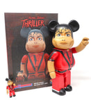 400% + 100% Bearbrick Michael Jackson Thriller Veste Rouge Cadre Art 2 décembre 1983 . Une bombe audiovisuelle arrive sur MTV: le clip vidéo Thriller de Michael Jackson . Technique, rempli d'effets spéciaux, ce clip de 14 min est une révolution. On voit Michael Jackson jouer dans des chorégraphies démentes où il se transforme en monstre. Mais un monstre bien habillé comme le souligne cet ensemble 100% + 400% Bearbrick! Paris