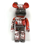 1000% Bearbrick Jean-Michel Basquiat V5 Cadre Art Chef de file du mouvement underground, Jean-Michel Basquiat est également connu pour son appartenance au monde du graffiti avec SAMO, son duo avec Al Diaz. C'est là toute l'ambivalence de son travail que l'on retrouve admirablement bien sur ce set 100% + 400% Bearbrick de Medicom Toy; qui est aussi leur cinquième collaboration. Paris