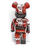 1000% Bearbrick Jean-Michel Basquiat V5 Cadre Art Chef de file du mouvement underground, Jean-Michel Basquiat est également connu pour son appartenance au monde du graffiti avec SAMO, son duo avec Al Diaz. C'est là toute l'ambivalence de son travail que l'on retrouve admirablement bien sur ce set 100% + 400% Bearbrick de Medicom Toy; qui est aussi leur cinquième collaboration. Paris