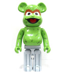 1000% Bearbrick Oscar the Grouch (Rue Sésame) Cadre Art Le spectacle de marionnettes le plus culte vous invite à collectionner de toute urgence du nouveau Bearbrick ! Sesame Street est un programme éducatif créé par Joan Ganz Cooney et Lloyd Morrisett dans les années 60. Ses personnages? Tous farfelus comme le très drôle Oscar the Grouch , poilu vert, et constamment à la poubelle. Sa chanson "I love trash" en est une preuve très drôle! Acheter à Paris Cadre Art