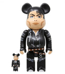 400% + 100% Bearbrick Michael Jackson Bad Cadre Art 4 ans après l'impeccable clip Thriller, Michael Jackson revient avec un clip toujours aussi détonant : Bad. Second extrait de son album du même nom, sorti en 1987, Bad abandonne les effets spéciaux pour se concentrer sur les prouesses de Michael Jackson en danse. Paris