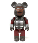 400% Bearbrick General Ursus (La Planète des Singes) Cadre Art Connu mondialement grâce à son format cinématographique en 1968, la Planète des Singes est à l'origine un livre du français Pierre Boulle paru en 1963. Racontant l'affrontement entre les humains et des singes personnifiés dotés de la parole, La Planète des Singes est un classique.