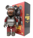 400% Bearbrick General Ursus (La Planète des Singes) Cadre Art Connu mondialement grâce à son format cinématographique en 1968, la Planète des Singes est à l'origine un livre du français Pierre Boulle paru en 1963. Racontant l'affrontement entre les humains et des singes personnifiés dotés de la parole, La Planète des Singes est un classique.