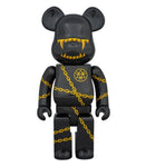 400% Bearbrick Mishka x Long Cadre Art Voici une nouvelle collaboration entre deux vraies marques de street punk! Mishka et Long Clothing ont collaboré sur une ligne de vêtements au design fort mêlant obscurité, bling et ours!  En parallèle de cette collaboration cool vient ce joli 400% Bearbrick Mishka x Long Clothing en noir et or avec un sentiment bling chic et punk!  Bearbrick 400%, 28 cm, boite.