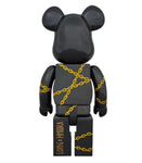 400% Bearbrick Mishka x Long Cadre Art Voici une nouvelle collaboration entre deux vraies marques de street punk! Mishka et Long Clothing ont collaboré sur une ligne de vêtements au design fort mêlant obscurité, bling et ours!  En parallèle de cette collaboration cool vient ce joli 400% Bearbrick Mishka x Long Clothing en noir et or avec un sentiment bling chic et punk!  Bearbrick 400%, 28 cm, boite.