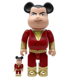 Billy Batson aussi connu sous le nom de Shazam, est un héros de l'univers DC Comics. Reconnaissable à son costume rouge à l'éclair jaune-or sur le torse, Shazam fait son entrée dans la famille des Bearbrick avec ce 400% qui ne manquera pas de compléter votre collection  Bearbrick 400% + 100%, 28 cm, boite. Acheter à Paris Cadre Art