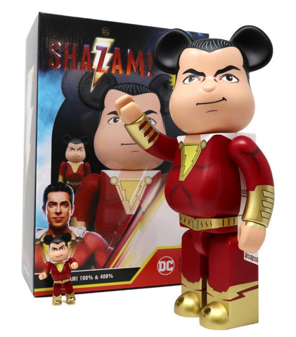 Billy Batson aussi connu sous le nom de Shazam, est un héros de l'univers DC Comics. Reconnaissable à son costume rouge à l'éclair jaune-or sur le torse, Shazam fait son entrée dans la famille des Bearbrick avec ce 400% qui ne manquera pas de compléter votre collection  Bearbrick 400% + 100%, 28 cm, boite. Acheter à Paris Cadre Art