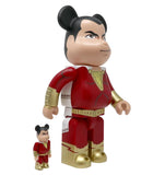 Billy Batson aussi connu sous le nom de Shazam, est un héros de l'univers DC Comics. Reconnaissable à son costume rouge à l'éclair jaune-or sur le torse, Shazam fait son entrée dans la famille des Bearbrick avec ce 400% qui ne manquera pas de compléter votre collection  Bearbrick 400% + 100%, 28 cm, boite. Acheter à Paris Cadre Art