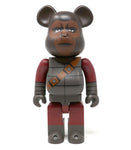 400% Bearbrick Soldier Ape (La Planète des Singes) Cadre Art  Connu mondialement grâce à son format cinématographique en 1968, la Planète des Singes est à l'origine un livre du français Pierre Boulle paru en 1963. Racontant l'affrontement entre les humains et des singes personnifiés dotés de la parole, La Planète des Singes est un classique.