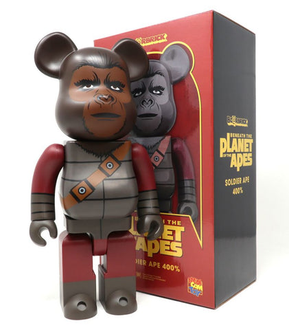 400% Bearbrick Soldier Ape (La Planète des Singes) Cadre Art  Connu mondialement grâce à son format cinématographique en 1968, la Planète des Singes est à l'origine un livre du français Pierre Boulle paru en 1963. Racontant l'affrontement entre les humains et des singes personnifiés dotés de la parole, La Planète des Singes est un classique. Paris