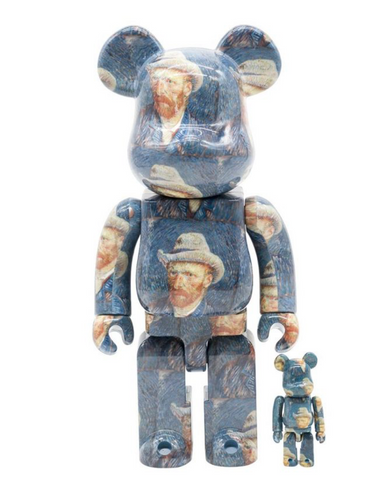 Medicom Toy s'approprie sur ce 400% + 100% Bearbrick le célèbre autoportrait de Van Gogh, peinture au bleu profond datant de 1886/1887, époque à laquelle le peintre avait encore ses deux oreilles. Une association heureuse qui s'accompagne d'une signature gribouillée du peintre et que l'on trouve au dos de la figurine. Acheter à Paris Cadre Art